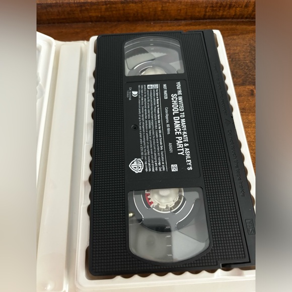 Lot of 3 Mary Kate and Ashlee VHS tapes our lips are sealed switching goals - Picture 5 of 10